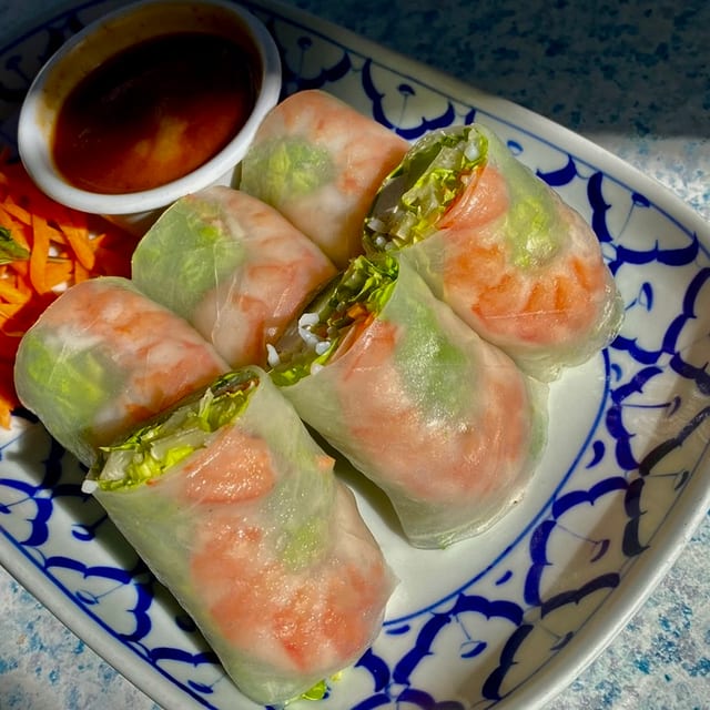 Po-Pia-Sod: Fresh Rolls with Shrimp.