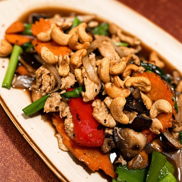 Pad Ma Muang Him Ma Pan: Stir-Fried Cashew Nuts.